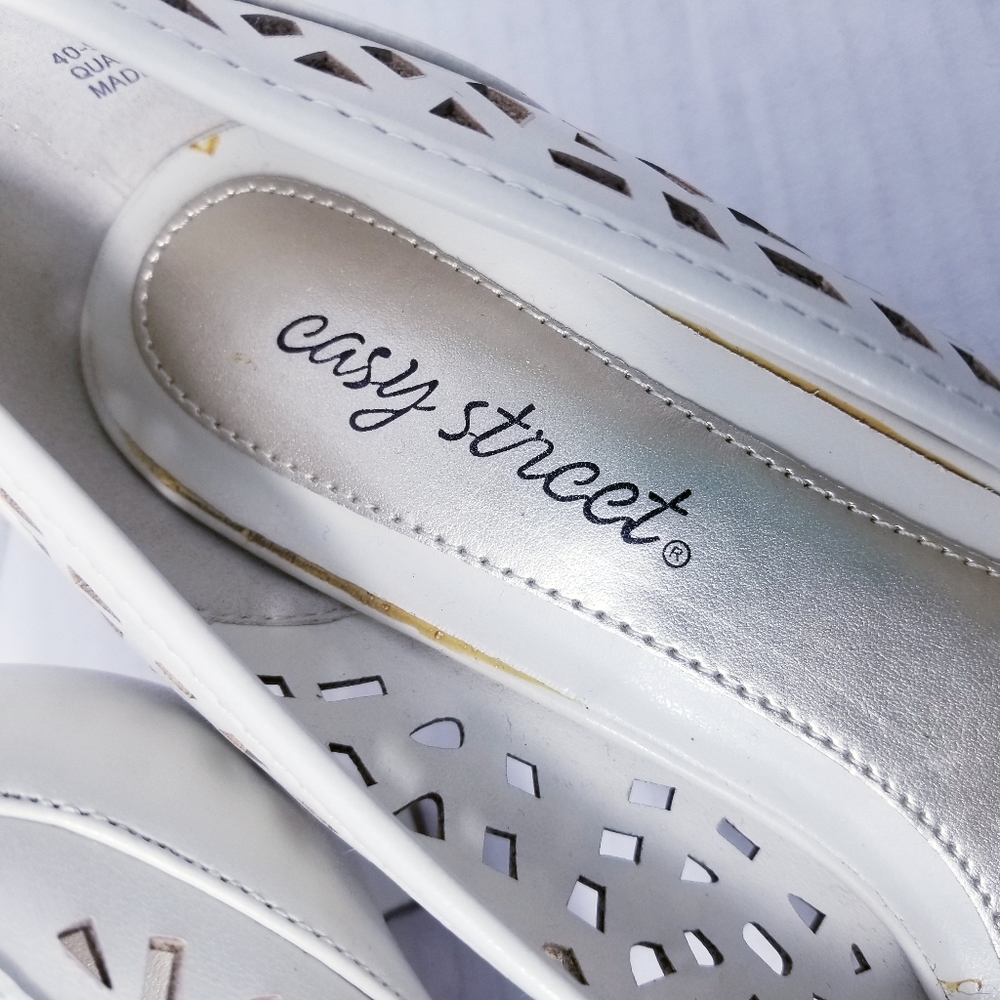 EASY STREET CREAMY WHITE HEELS SIZE 8.5 WIDE - Picture 2 of 15